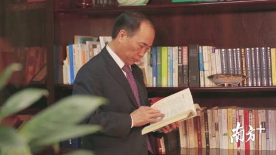 华兴玻璃董事长李深华。资料图片